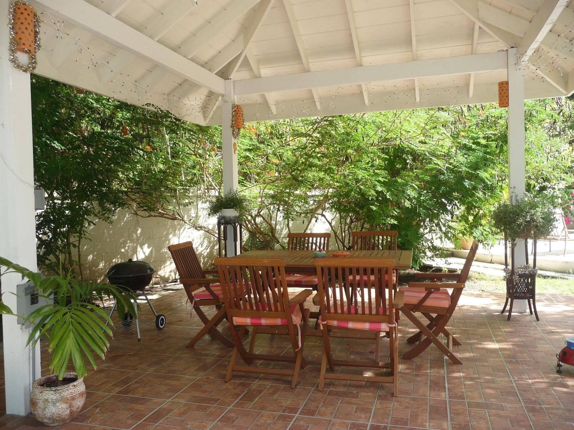 Buccaneer Beach Club Aparthotel Dickenson Bay Exterior photo